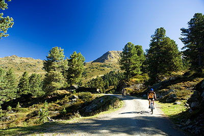 Haus aussen 1 Mountainbiker